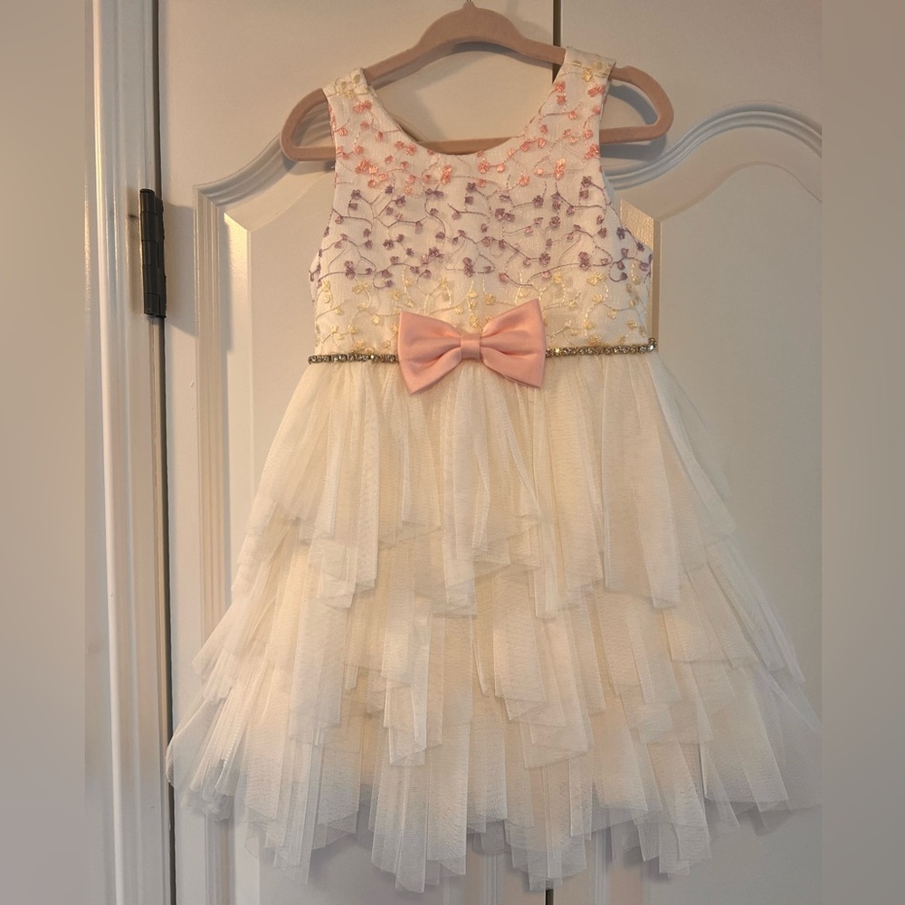 Stunning little girls dress!